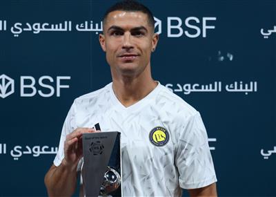 القطع من اليسار يثير موجة عالمية! كريستيانو رونالدو يتسلم جائزة هدف الأسبوع في الدوري السعودي لكرة القدم قبل المباراة