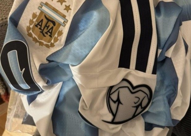 😂 تلعب في كأس أوروبا؟ يبيع الموقع الرسمي لشركة Adidas قمصان منتخب الأرجنتين التي تحمل شارات التصفيات الأوروبية