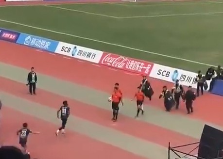 اللاعب يركل الحكم! رد دوري سيتشوان الممتاز: تعزيز الإدارة والسماح لأجهزة الأمن العام بالتحقيق في الأمر والتعامل معه