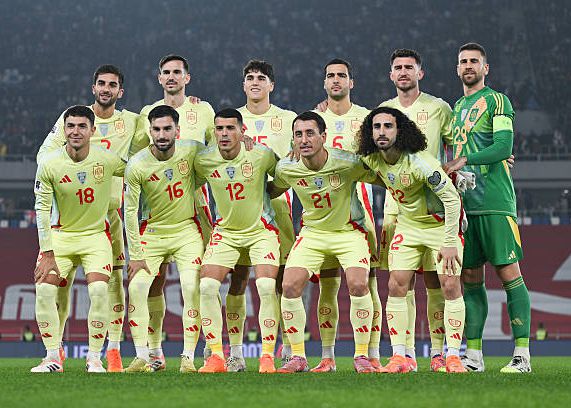 وفي مواجهة مباشرة في الجولة المقبلة، تتأهل إسبانيا إلى كأس العالم دون أن تخسر أمام تركيا بسبعة أهداف.