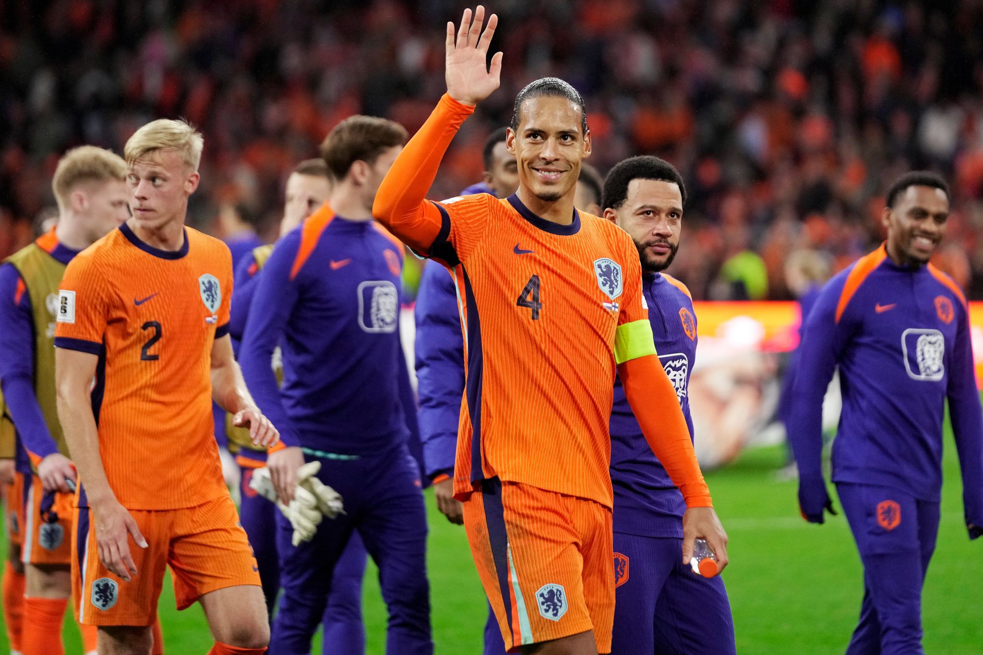 بتمثيل المنتخب الهولندي للمرة 71 كقائد، عادل فان ديك الرقم القياسي المسجل باسم دي بوير.