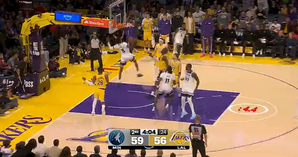 يا له من تباين! تقدم فريق Timberwolves 10-1 في الارتداد في المنطقة الأمامية وسجل 18-0 في الهجوم الثاني.