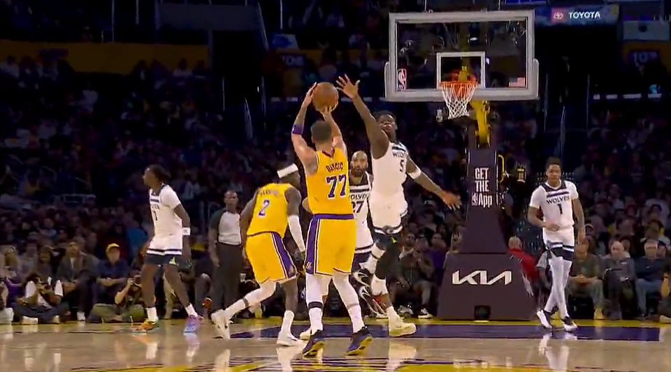لا أستطيع حملها! وسجل دونسيتش 23 نقطة في ربع واحد، وخسر ليكرز 40 نقطة في الربع الأول وما زال يحافظ على تقدمه.