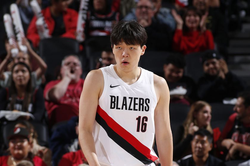 Blogger: سيخوض فريق Trail Blazers خمس مباريات متتالية خارج أرضه، وسيرافق يانغ هانسن الفريق إلى المباراة خارج أرضه.