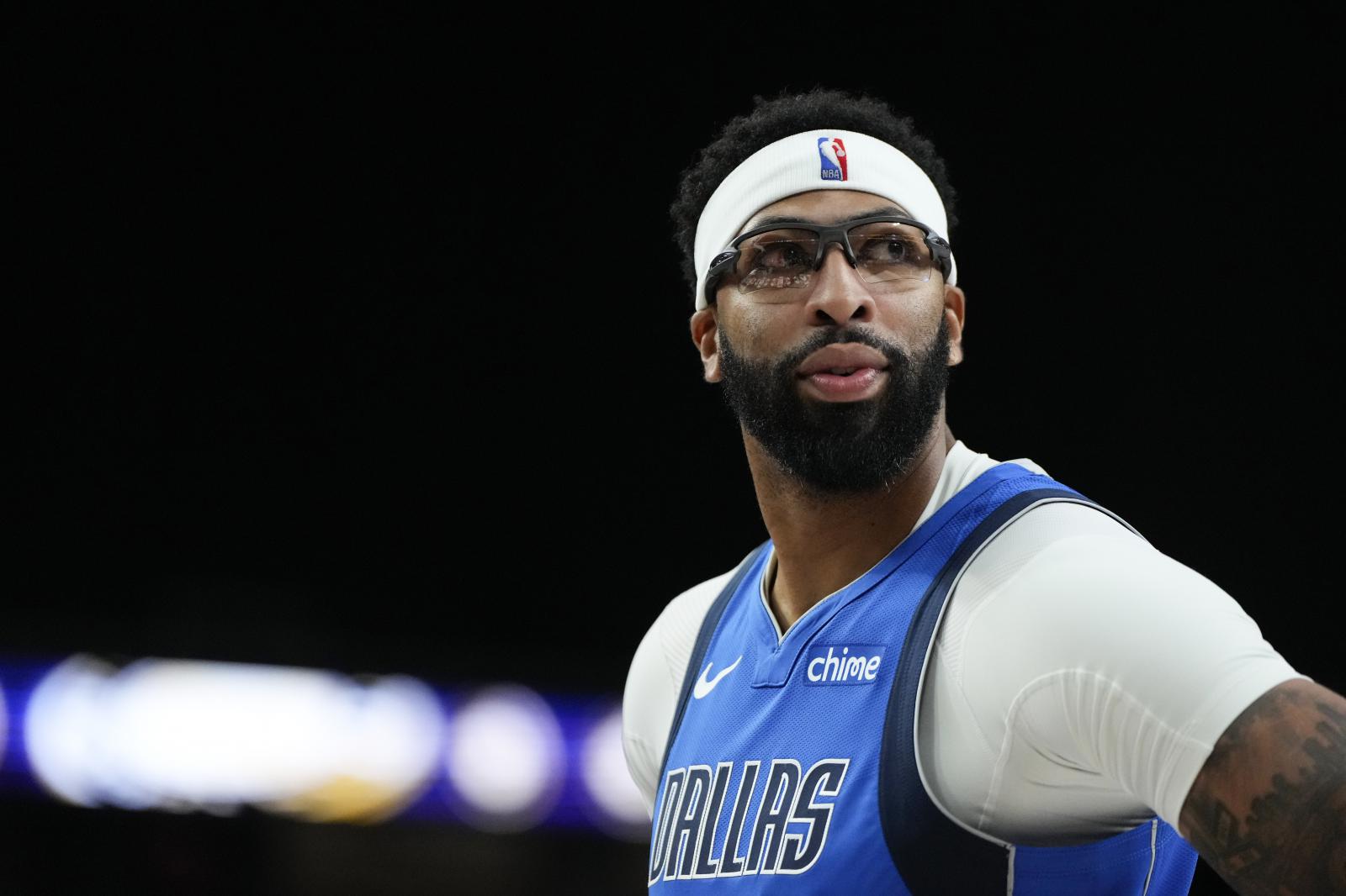 ESPN: الأمر الآن متروك لمالك مافريكس ليقرر ما إذا كان الحاجبان الكثيفان سيعودان إلى اللعبة. السابق طلب العودة.